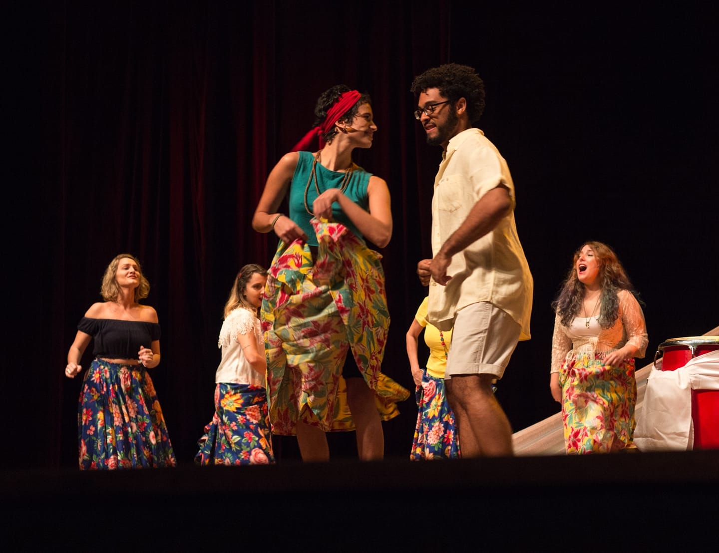 Fotografia colorida de integrantes do Coral Altivoz durante apresentação no Teatro Odylo Costa, filho.